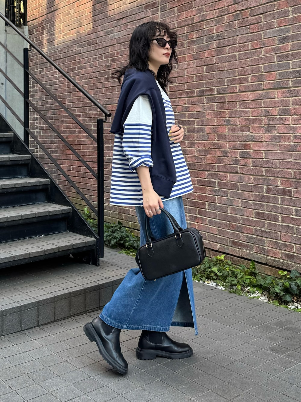 「春色、春めき満開コーデ、休日スタイル、ボーダー、デートコーデ、お出かけコーデ、大人カジュアル、おでかけコーデ、シンプルスタイル、デニムスカート、デニムコーデ、ワントーンコーデ、ブルーコーデ、低身長コーデ、FREDY&GLOSTER」｜「fredy emueのパネルボーダー刺繍プルオーバー（Tシャツ/カットソー、ブルー系）」を使った、スダサチカさん（骨格ナチュラル・レディース・155cm）の春コーディネートの1枚目の写真