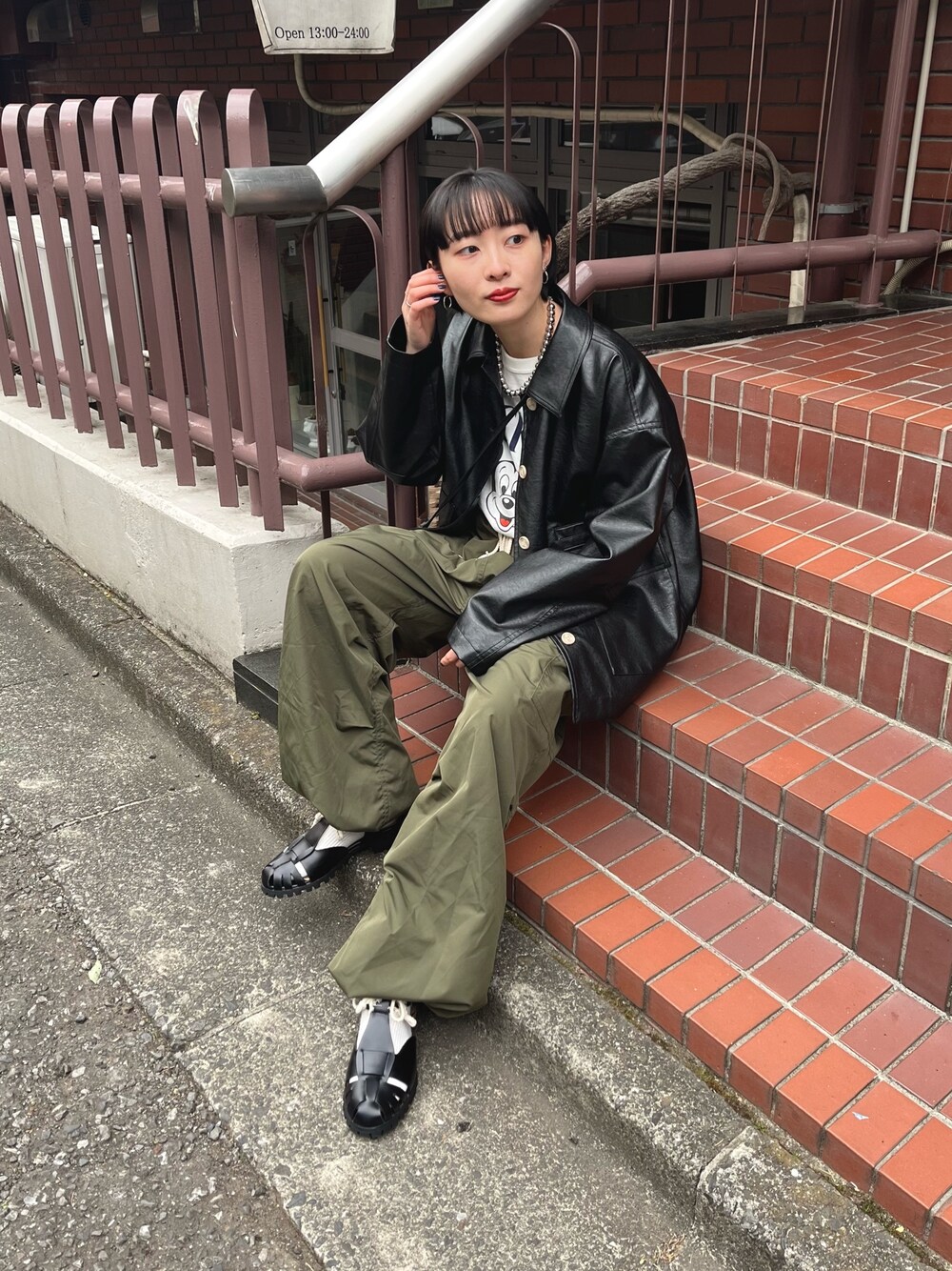 「古着MIX、古着コーデ、レザージャケット、レザー、フェイクレザー、カーゴパンツ、カーゴパンツコーデ、ユニセックス、メンズライク、グルカサンダル、ミッキー、ミッキーT、ゆるコーデ、休日コーデ、お出かけコーデ」｜「fredy emueのフェイクレザーブルゾン（ブルゾン、ブラック系）」を使った、スダサチカさん（レディース・155cm）の冬コーディネートの1枚目の写真
