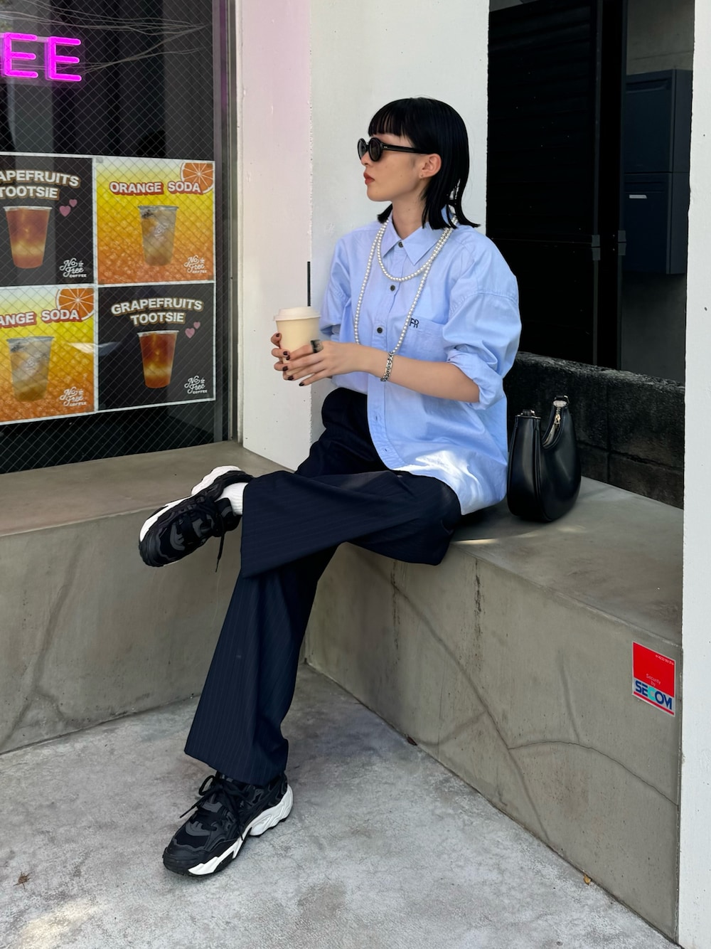 「秋服準備はじめました、シャツスタイル、休日スタイル、スニーカー、秋コーデ、シンプルスタイル、ワントーン、ブルーコーデ、スラックス、ストライプ、ストライプパンツ、FREDY&GLOSTER、低身長コーデ、パールネックレス、ロングネックレス」｜「fredy emueのFR刺繍ベーシックシャツ（シャツ/ブラウス、ブルー系）」を使った、スダサチカさん（レディース・155cm）の秋コーディネートの1枚目の写真
