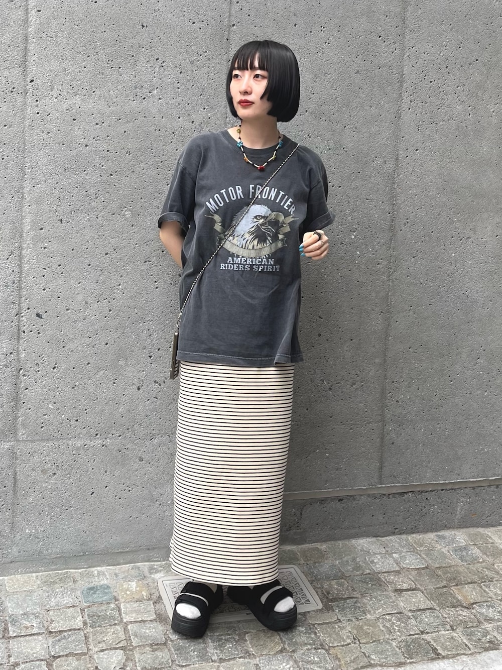 グレー系のTシャツ/カットソー、ホワイト系のワンピース、シルバー系のスマホグッズを着用したレディースの夏コーディネートの1枚目の写真