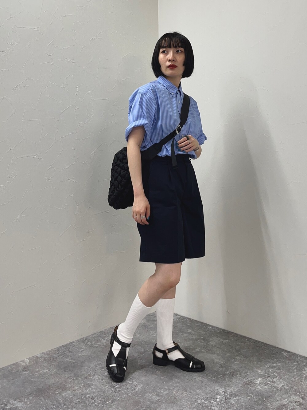 ブルー系のシャツ/ブラウス、ブルー系のその他パンツ、ブラック系のショルダーバッグを着用したレディースの夏コーディネートの1枚目の写真