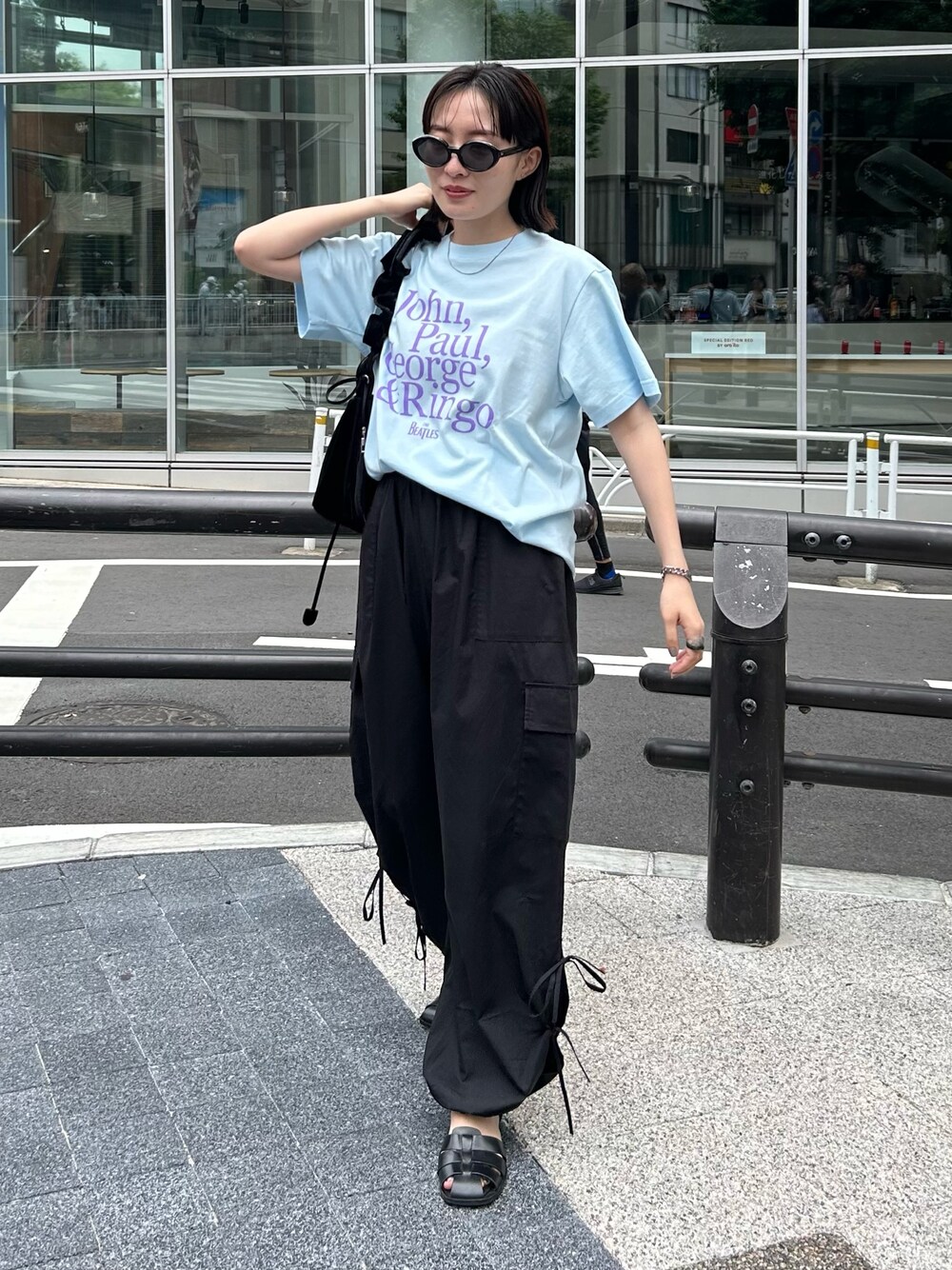 ブルー系のTシャツ/カットソーを着用したレディースの春コーディネートの1枚目の写真