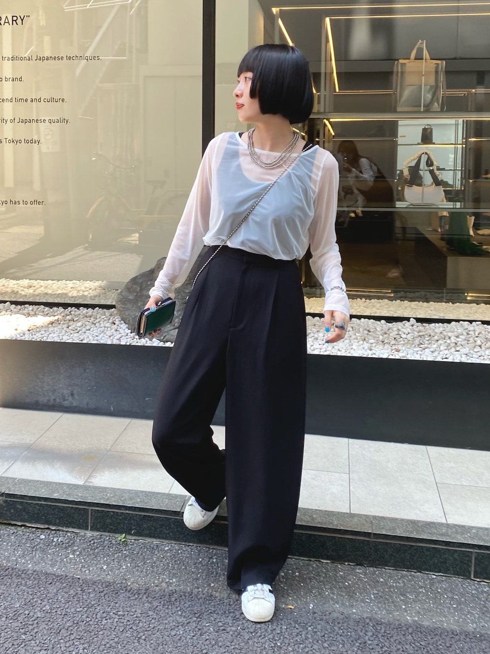 「初夏コーデ、夏コーデ、シアートップス、モノトーン、休日スタイル、プチプラ、シンプルコーデ、白スニーカー、スラックス、adidas、スマホショルダー、シアー、タンクトップ、ブラック、梅雨コーデ」｜「fredy emueのランドスケープシアープルオーバー（Tシャツ/カットソー、ホワイト系）」を使った、スダサチカさん（レディース・155cm）の夏コーディネートの1枚目の写真