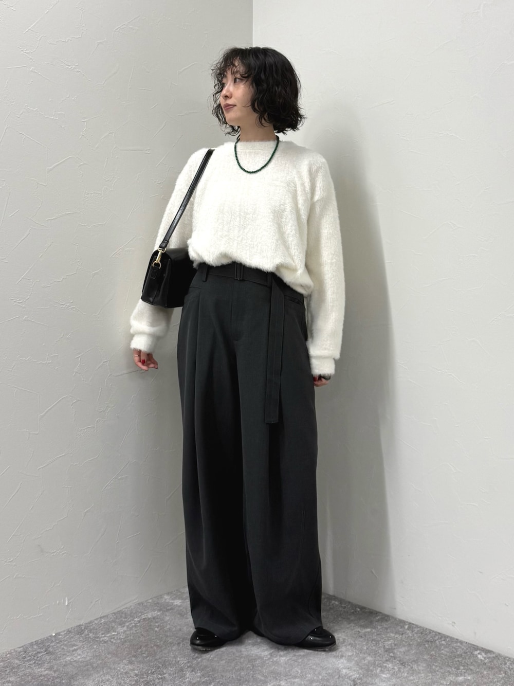 ホワイト系のTシャツ/カットソー、ブラック系のショルダーバッグ、グリーン系のネックレスを着用したレディースの秋コーディネートの1枚目の写真