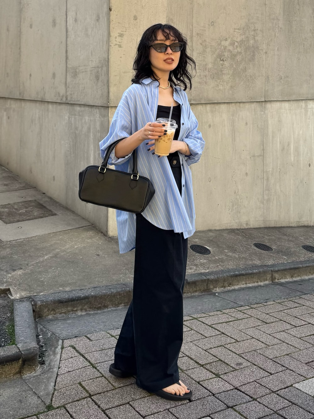 「大人カジュアル、お出かけコーデ、ストライプシャツ、春夏コーデ、シンプルコーデ、おでかけコーデ、春服コーデ、パンツスタイル、着回しコーデ、チノパン、春コーデ、シャツスタイル、ブルーシャツ、ワントーンコーデ、低身長コーデ」｜「fredy emueの刺繍入りオーバーシャツ（シャツ/ブラウス、ブルー系）」を使った、スダサチカさん（骨格ナチュラル・レディース・155cm）の春コーディネートの1枚目の写真