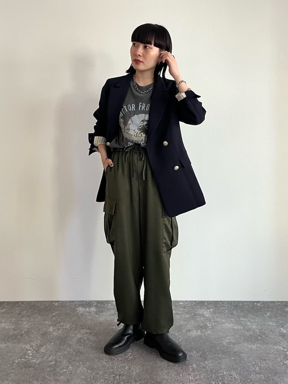 ブルー系のテーラードジャケット、グレー系のTシャツ/カットソー、グリーン系のカーゴパンツを着用したレディースの秋コーディネートの1枚目の写真