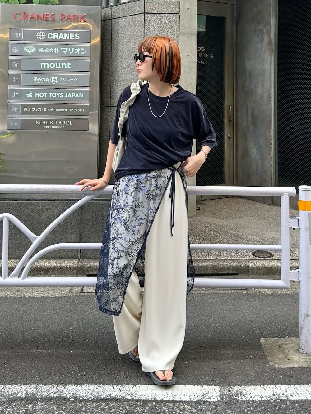 ブルー系のスカート、ホワイト系のその他パンツ、グレー系のサンダルを着用したレディースの夏コーディネートの1枚目の写真