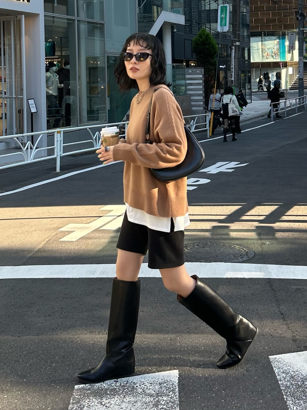 「最近のいい感じコーデ、ブラウン、冬コーデ、お出かけコーデ、ブーツ、ロングブーツ、ハーフパンツ、ニット、キャメル、オトナカジュアル、シンプルコーデ、海外系ファッション、FREDY&GLOSTER、低身長コーデ、ケーブルニット」｜「fredy emueのカシミヤ混ケーブル柄ラインニットプルオーバー（ニット/セーター、イエロー系）」を使った、スダサチカさん（レディース・155cm）の秋コーディネートの1枚目の写真
