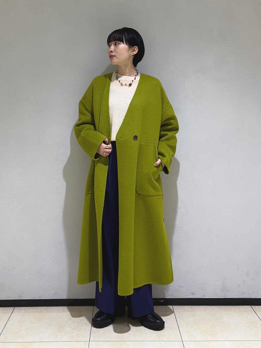 「冬コーデ、ニット、コート、ロングコート、ノーカラーコート、カラーコーデ、フレアパンツ、ショートヘア、ボリュームスリーブ、ボリューム袖」｜「fredy emueのノーカラーロングリバーコート（ノーカラーコート、グリーン系）」を使った、スダサチカさん（レディース・155cm）の冬コーディネートの1枚目の写真