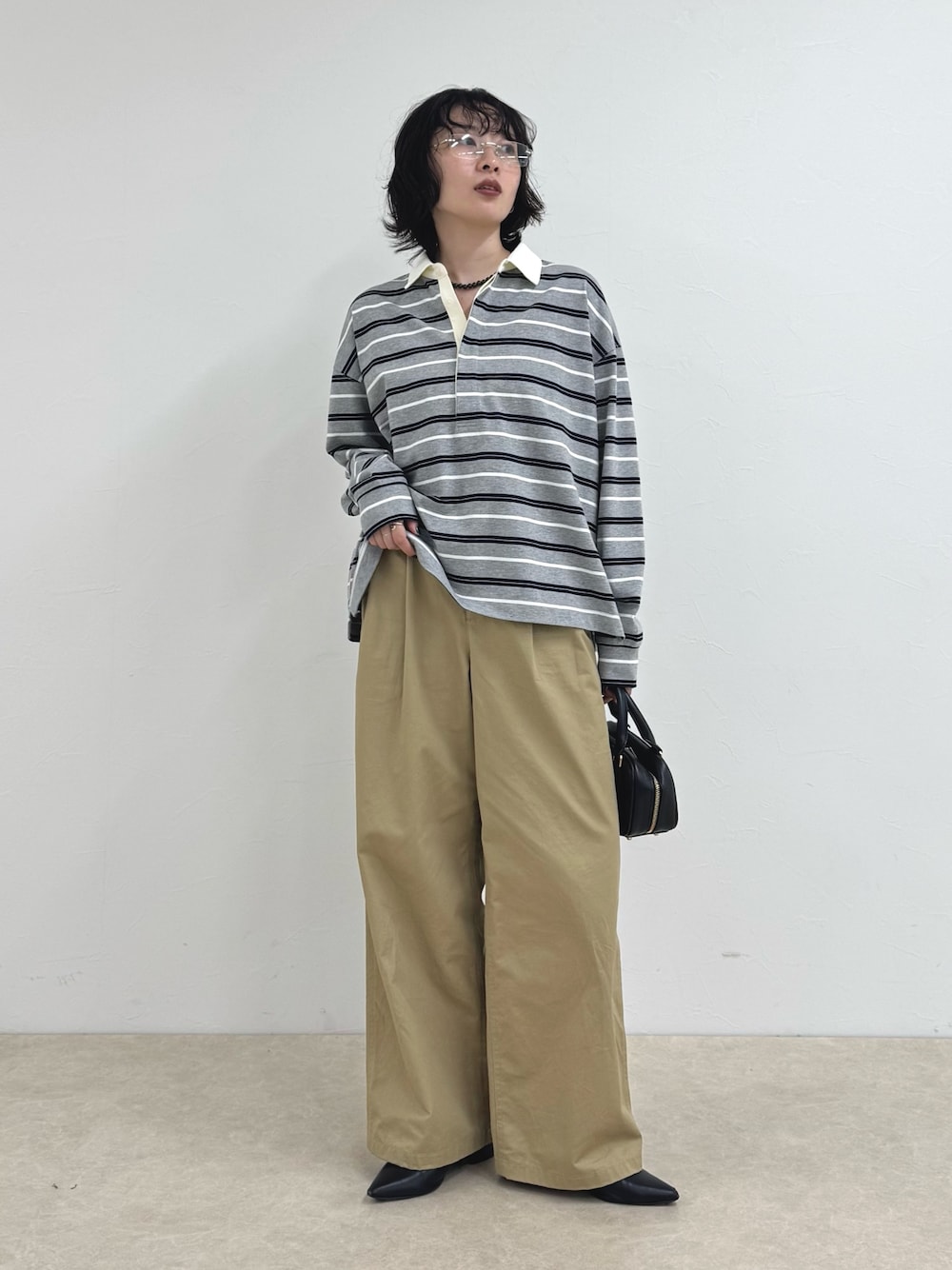 グレー系のTシャツ/カットソー、ベージュ系のその他パンツ、グレー系のネックレスを着用したレディースの秋コーディネートの1枚目の写真