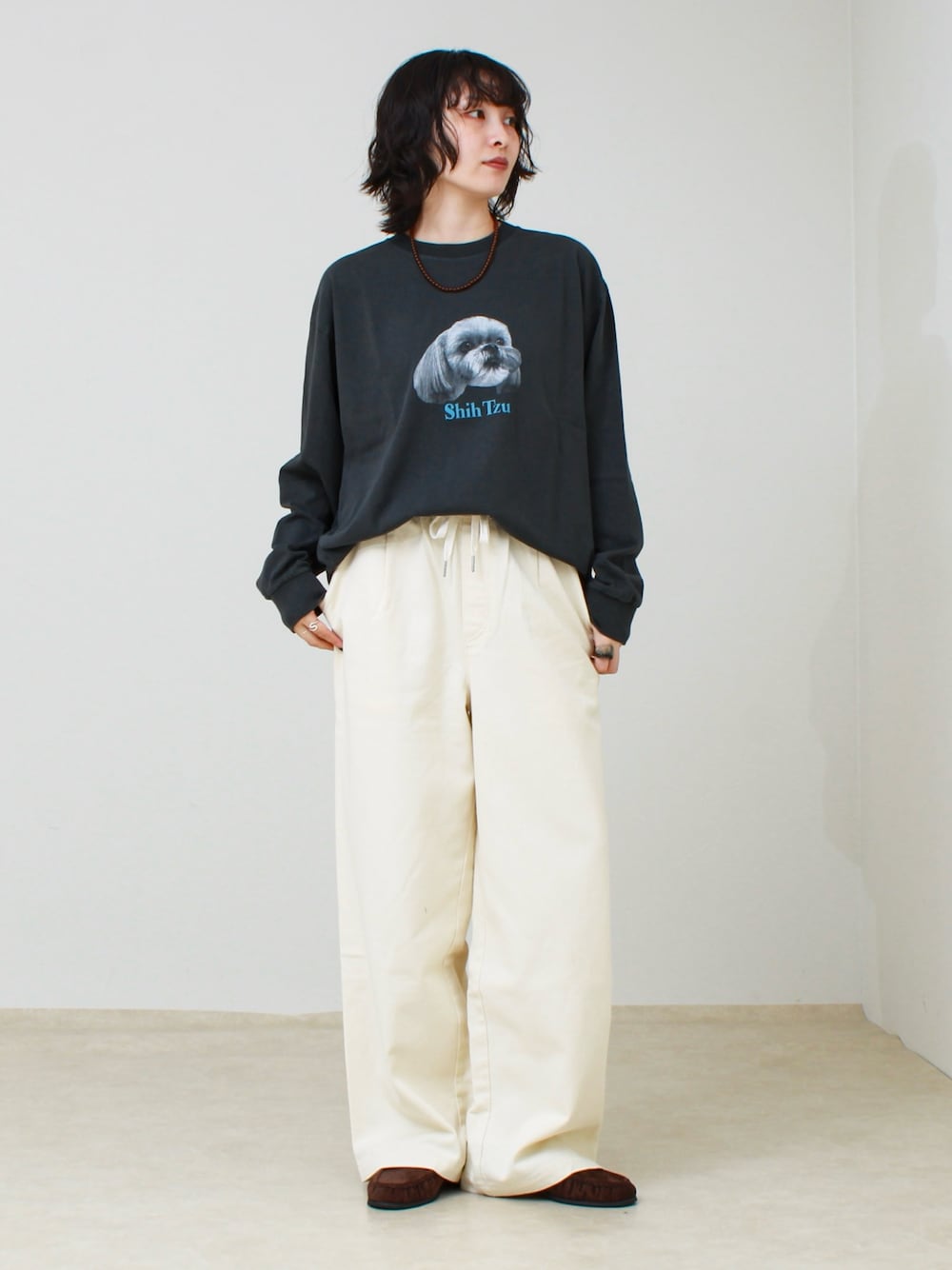 ブラック系のTシャツ/カットソー、ホワイト系のその他パンツ、ブラウン系のネックレスを着用したレディースの夏コーディネートの1枚目の写真