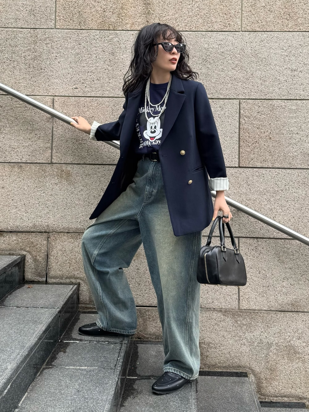 ブルー系のTシャツ/カットソー、ブルー系のテーラードジャケット、ブルー系のデニムパンツを着用したレディースの春コーディネートの1枚目の写真