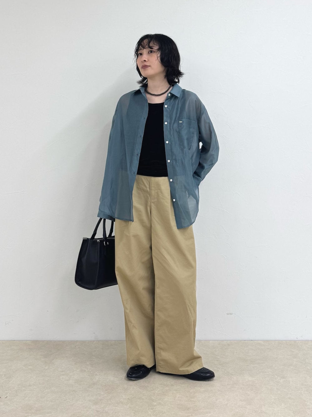 ベージュ系のその他パンツ、ブラック系のボストンバッグ、ブルー系のシャツ/ブラウスを着用したレディースの夏コーディネートの1枚目の写真