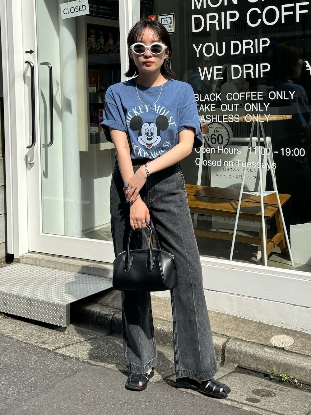 「デニム、メガネ女子、春夏コーデ、休日スタイル、シンプルコーデ、サングラス、低身長コーデ、グルカサンダル、パンツスタイル、Tシャツ、GOOD ROCK SPEED、ミッキー、ブラックデニム、FREDY&GLOSTER、オトナカジュアル」｜「GOOD ROCK SPEEDの【GOOD ROCK SPEED/グッドロックスピード】MICKEY Tシャツ（Tシャツ/カットソー、ブルー系）」を使った、スダサチカさん（レディース・155cm）の春コーディネートの1枚目の写真