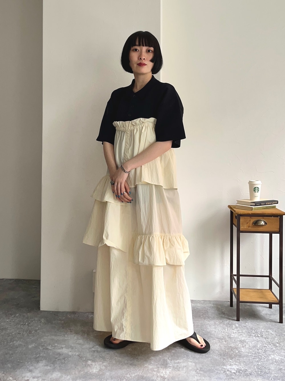 「キャミワンピ、お出かけコーデ、夏コーデ、モノトーン、休日スタイル、ポロシャツ、ポロシャツコーデ、ニットポロ、ワンピース、ワンピーススタイル、レイヤードスタイル、白黒、oofos、ユニセックス、オーバーサイズ」｜「GLOSTERの【GLOSTER/グロスター】ミラノリブ ニットポロシャツ サマーニット（ポロシャツ、ブラック系）」を使った、スダサチカさん（レディース・155cm）の夏コーディネートの1枚目の写真