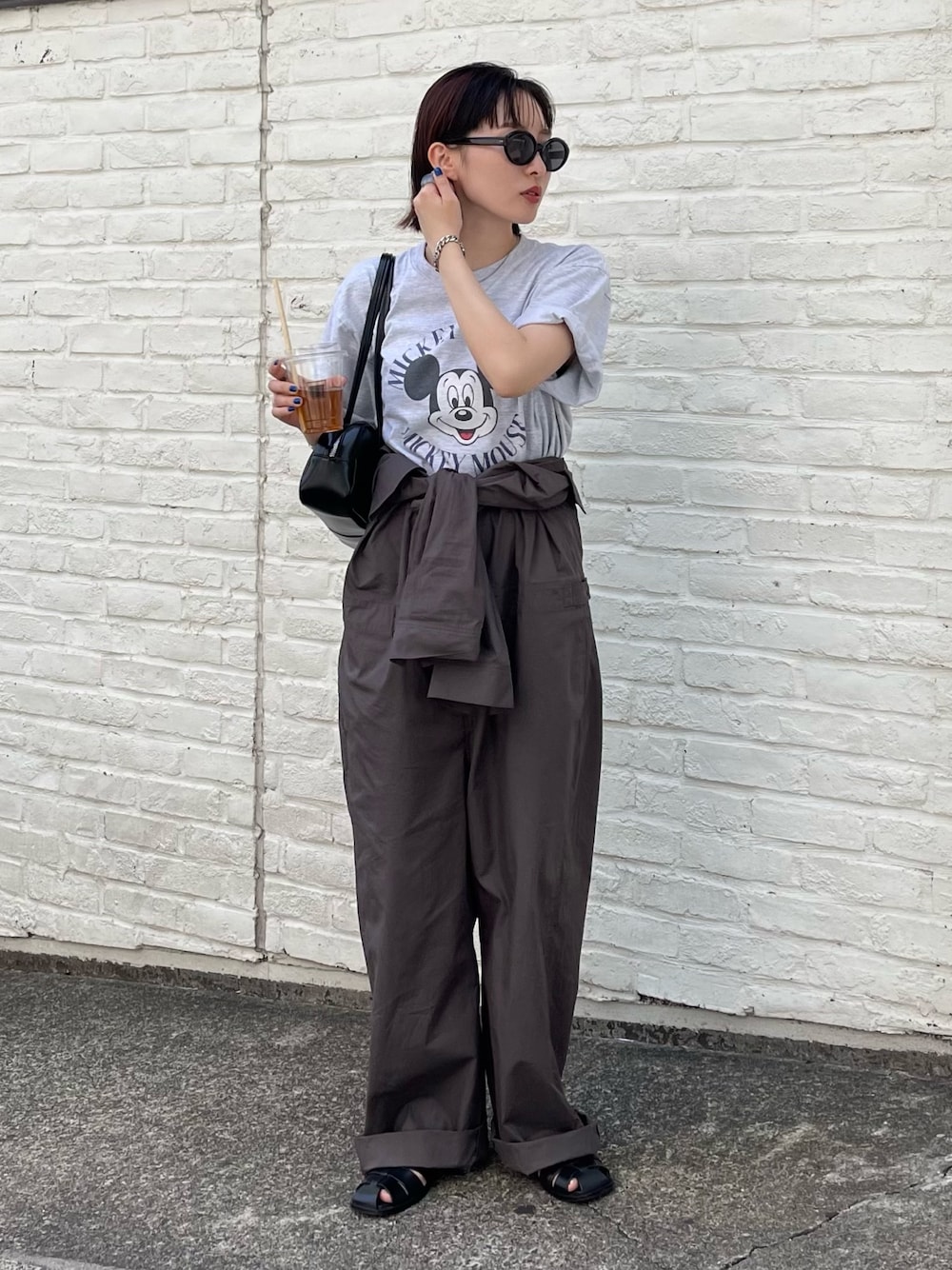 「ロゴT、休日スタイル、シンプルコーデ、サングラス、低身長コーデ、グルカサンダル、おでかけコーデ、つなぎ、オールインワン、ボストンバッグ、カジュアルコーデ、夏コーデ、Tシャツ、FREDY&GLOSTER、大人カジュアル」｜「GOOD ROCK SPEEDの【GOOD ROCK SPEED/グッドロックスピード】MICKEY Tシャツ（Tシャツ/カットソー、グレー系）」を使った、スダサチカさん（レディース・155cm）の春コーディネートの1枚目の写真