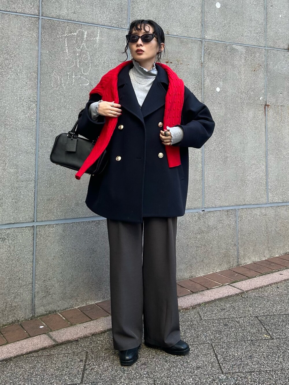 「冬コーデ、クリスマスに着たい服、マイベストコーデ2024、ブーツ、ニット、ボストンバッグ、休日スタイル、赤、きれいめカジュアル、冬アウター、オトナカジュアル、おでかけコーデ、ピーコート、スラックス、低身長コーデ」｜「fredy emueのウール混ミドル丈Pコート（ピーコート、ブルー系）」を使った、スダサチカさん（レディース・155cm）の冬コーディネートの1枚目の写真
