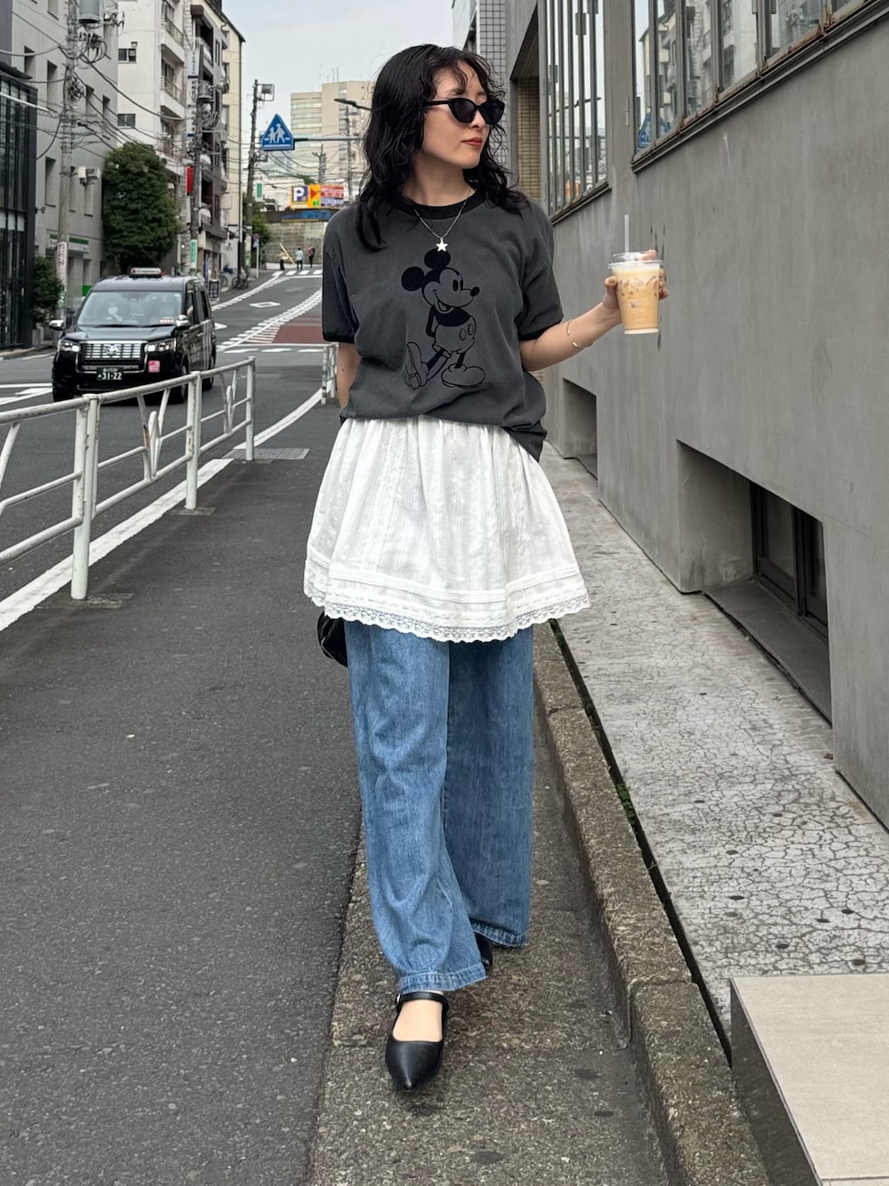 「デートコーデ、ミニスカート、レイヤードスタイル、デニム、サングラス、夏コーデ、韓国ファッション、大人カジュアルコーデ、春夏コーデ、シンプル、白スカート、レーススカート、Tシャツ、ミッキー、低身長コーデ」｜「fredy emueの【GOOD ROCK SPEED/グッドロックスピード】Disney MickeyリンガーTシャツ（Tシャツ/カットソー、グレー系）」を使った、スダサチカさん（骨格ナチュラル・レディース・155cm）の夏コーディネートの1枚目の写真