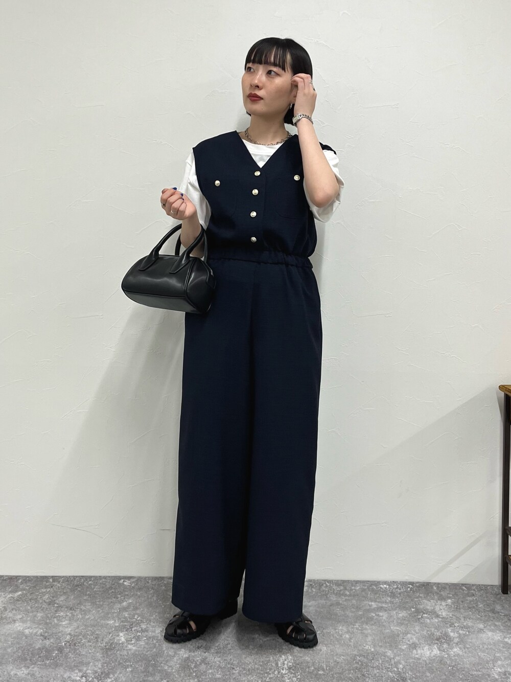 「グルカサンダル、シンプルコーデ、レイヤードスタイル、お出かけコーデ、きれいめカジュアル、夏だ！Tシャツ着よう！、おでかけコーデ、夏コーデ、オールインワン、楽チンコーデ、オトナカジュアル、休日コーデ、低身長、白Tシャツ、Tシャツ」｜「fredy emueの【fredyemueフレディエミュ】マリンオールインワン（つなぎ/オールインワン、ブルー系）」を使った、スダサチカさん（レディース・155cm）の夏コーディネートの1枚目の写真