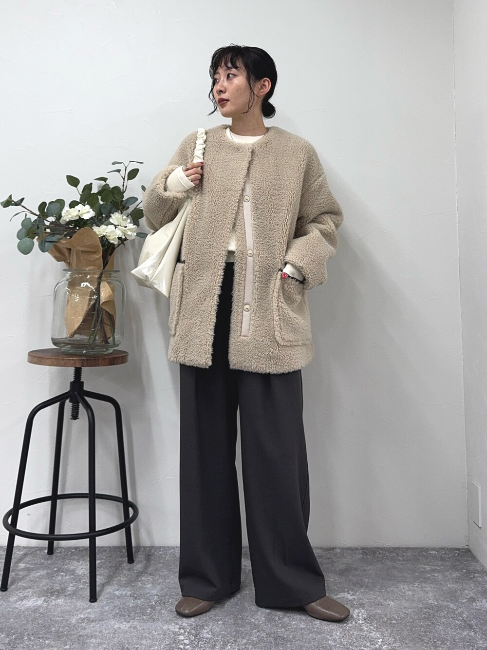 「冬コーデ、クリスマスに着たい服、ニット、休日スタイル、きれいめカジュアル、スラックス、ボア、ボアコート、ボアジャケット、ショルダーバッグ、ブーツ、シンプルコーデ、FREDY&GLOSTER、低身長コーデ、アウター」｜「fredy emueのボアミドル丈コート（ノーカラーコート、ベージュ系）」を使った、スダサチカさん（レディース・155cm）の冬コーディネートの1枚目の写真