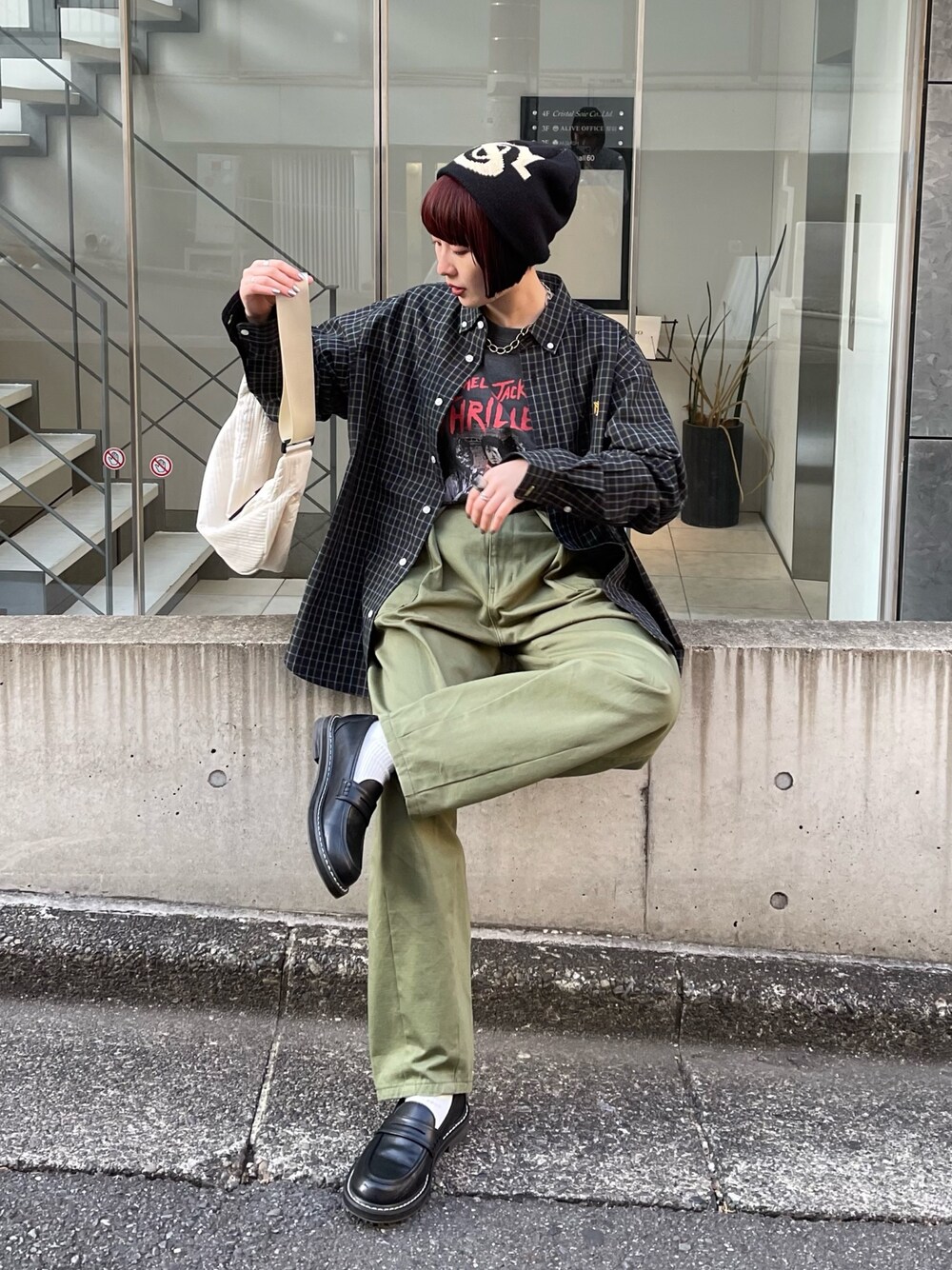 グリーン系のシャツ/ブラウス、グレー系のTシャツ/カットソー、グリーン系のその他パンツを着用したレディースの春コーディネートの1枚目の写真