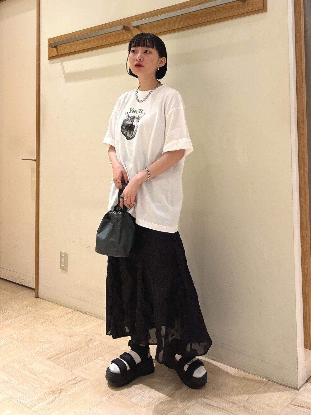 ホワイト系のTシャツ/カットソー、ブラック系のスカート、グレー系のショルダーバッグを着用したレディースの夏コーディネートの1枚目の写真