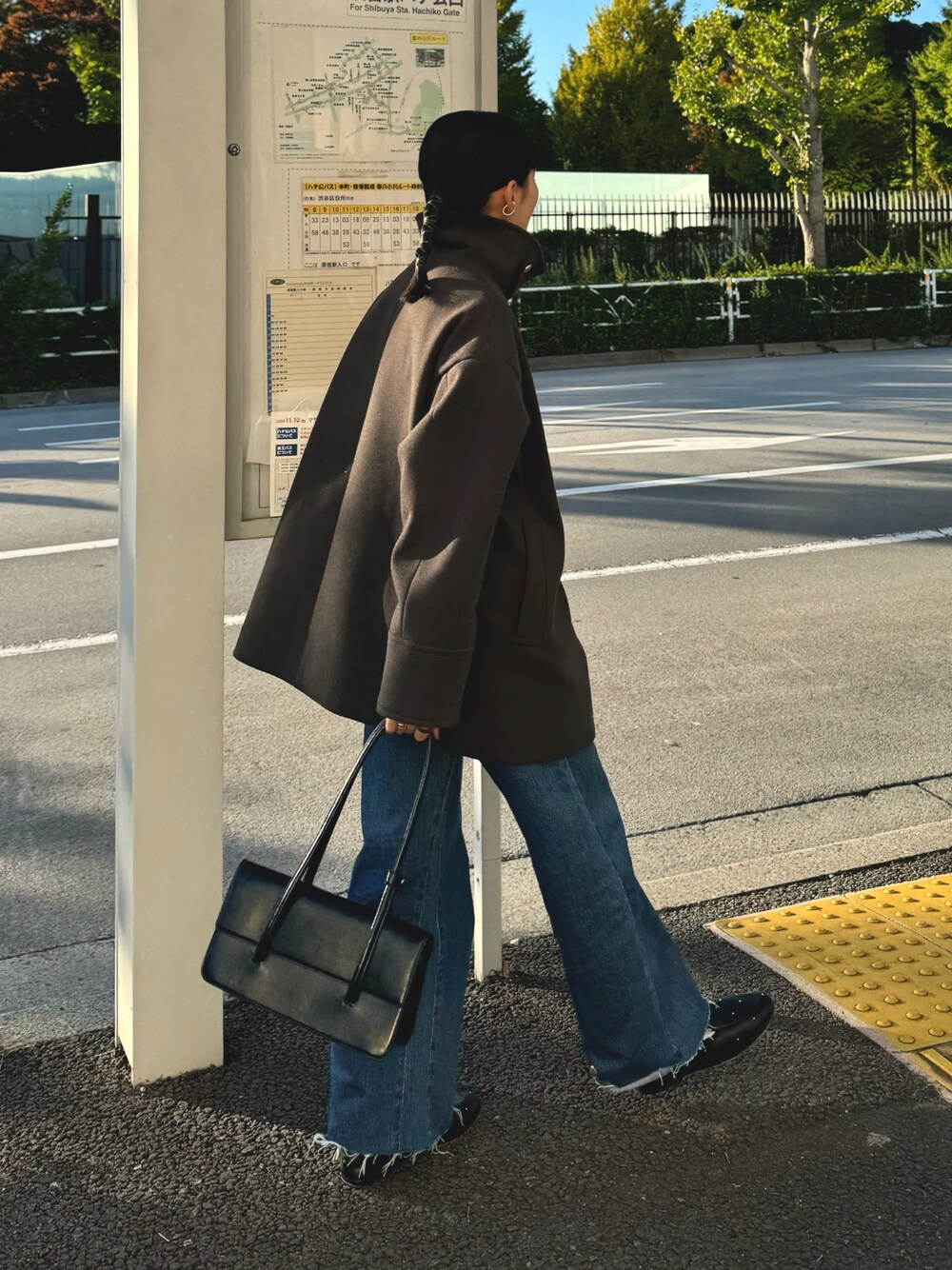 「お出かけコーデ、冬アウター、デニム、クリスマスに着たい服、冬コーデ、休日スタイル、秋冬コーデ、ピーコート、デニムパンツ、オペラシューズ、シンプルコーデ、オトナカジュアル、FREDY&GLOSTER、低身長コーデ、グレー」｜「fredy emueのウール混ミドル丈Pコート（ピーコート、グレー系）」を使った、スダサチカさん（レディース・155cm）の冬コーディネートの1枚目の写真