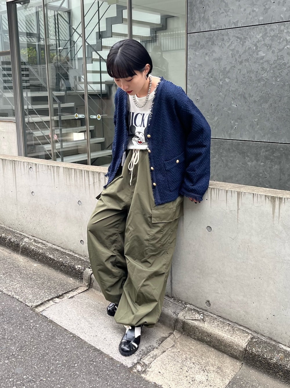 「古着MIX、Coming soon...、メンズライク、メンズファッション、ユニセックス、カーゴパンツ、ジャケット、ツイード、ツイードジャケット、ミッキー、グルカサンダル、ミリタリー、ショートヘア、古着、春コーデ」｜「GOOD ROCK SPEEDの【GOOD ROCK SPEED/グッドロックスピード】別注ミッキーベースボールTシャツ 7分袖（Tシャツ/カットソー、ホワイト系）」を使った、スダサチカさん（レディース・155cm）の冬コーディネートの1枚目の写真
