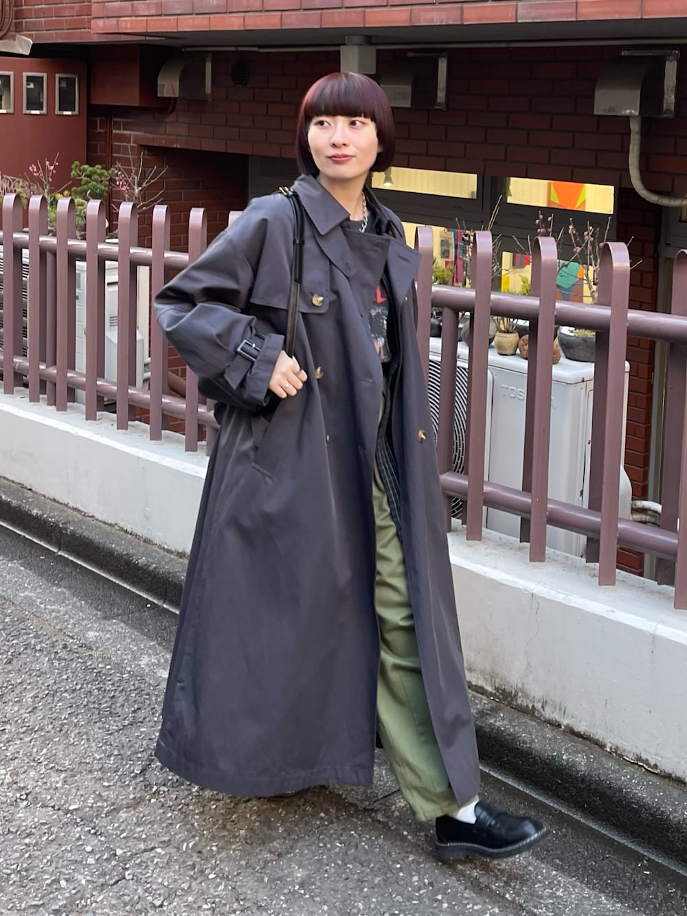 「ローファー、ストリート、チェック、休日スタイル、春アウター、カラーパンツ、春先取り、トレンチコート、シャツスタイル、バンドT、FREDY&GLOSTER、低身長コーデ、ベイカーパンツ、レイヤードスタイル、春コーデ」｜「GOOD ROCK SPEEDの【GOOD ROCK SPEED/グッドロックスピード】MICHAEL JACKSON Tシャツ（Tシャツ/カットソー、グレー系）」を使った、スダサチカさん（レディース・155cm）の冬コーディネートの1枚目の写真