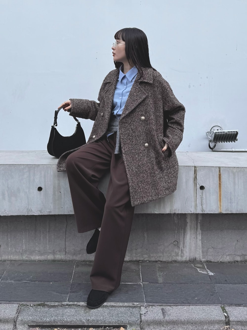 ベージュ系のピーコート、ブルー系のシャツ/ブラウス、ブラウン系のその他パンツを着用したレディースの秋コーディネートの1枚目の写真