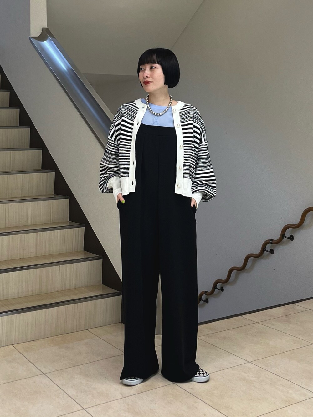 「シンプルコーデ、スニーカーコーデ、カーディガン、春服、休日スタイル、大人カジュアル、モノトーンコーデ、ブルーコーデ、パール、差し色、サロペット、オーバーオール、モードカジュアル、モード、ブラックコーデ」｜「fredy emueの2WAYジョーゼットサロペット（サロペット/オーバーオール、ブラック系）」を使った、スダサチカさん（レディース・155cm）の春コーディネートの1枚目の写真