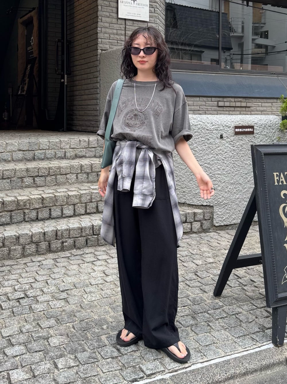 グレー系のTシャツ/カットソー、ブラック系のその他パンツ、グレー系のシャツ/ブラウスを着用したレディースの夏コーディネートの1枚目の写真