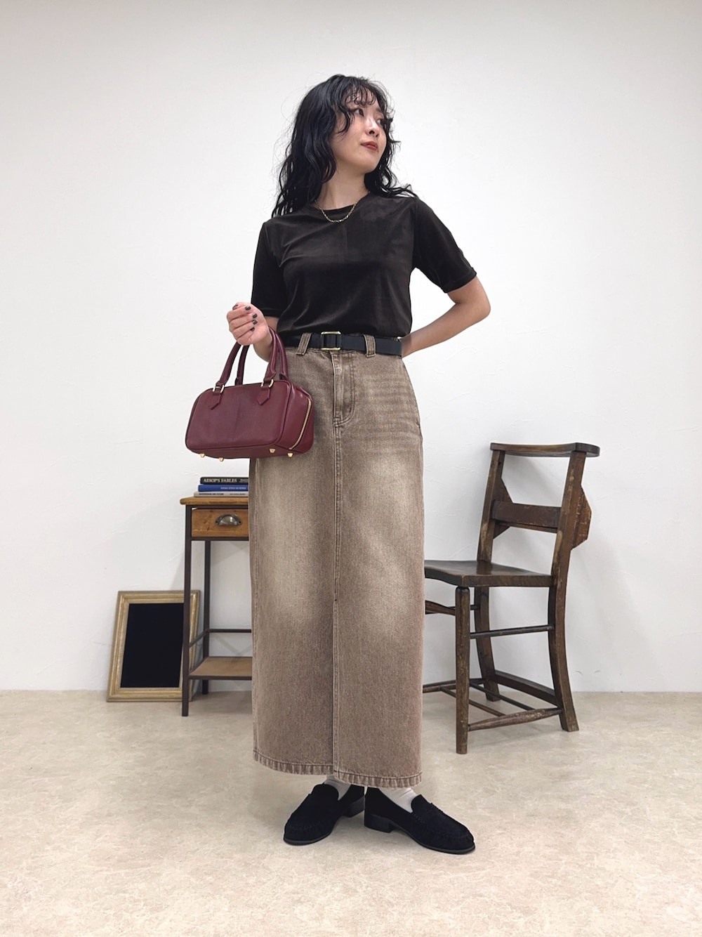 「お出かけコーデ、ロングスカート、休日スタイル、デニム、ブラウン、大人カジュアルコーデ、夏服、夏コーデ、秋服準備はじめました、デニムスカート、ワントーンコーデ、ベロア、ベロアトップス、低身長コーデ、ローファー」｜「fredy emueのベロア半袖Tシャツ（Tシャツ/カットソー、ブラウン系）」を使った、スダサチカさん（レディース・155cm）の夏コーディネートの1枚目の写真