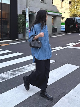 「fredy emue（フレディエミュ）のとろみデニムオーバーシャツ（衬衫、ブルー系）」を使った、スダサチカさん（レディース・155cm）の春コーディネート