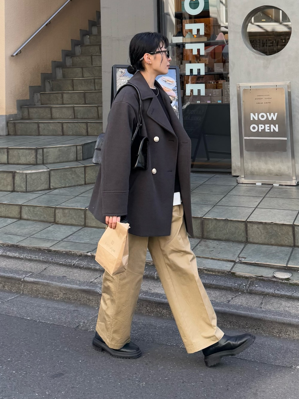 「ブーツ、ニット、クリスマスに着たい服、マイベストコーデ2024、冬コーデ、休日スタイル、きれいめカジュアル、ピーコート、アウター、チノパン、グレー、オトナカジュアル、FREDY&GLOSTER、低身長コーデ、冬アウター」｜「fredy emueのカシミヤ混ケーブル柄ラインニットプルオーバー（ニット/セーター、ブラック系）」を使った、スダサチカさん（レディース・155cm）の冬コーディネートの1枚目の写真