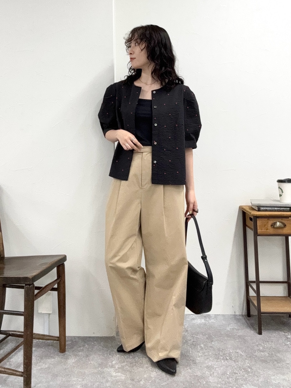 「デートコーデ、きれいめカジュアル、夏コーデ、韓国ファッション、夏服コーデ、オトナカワイイ、シンプルカジュアル、キレイめカジュアル、ブラウス、ブラウスコーデ、ハート、チノパン、低身長コーデ、FREDY&GLOSTER、春夏コーデ」｜「fredy emueの【WEB限定カラーあり】コットンリップルハート刺繍ブラウス（シャツ/ブラウス、ブラック系）」を使った、スダサチカさん（骨格ナチュラル・レディース・155cm）の夏コーディネートの1枚目の写真