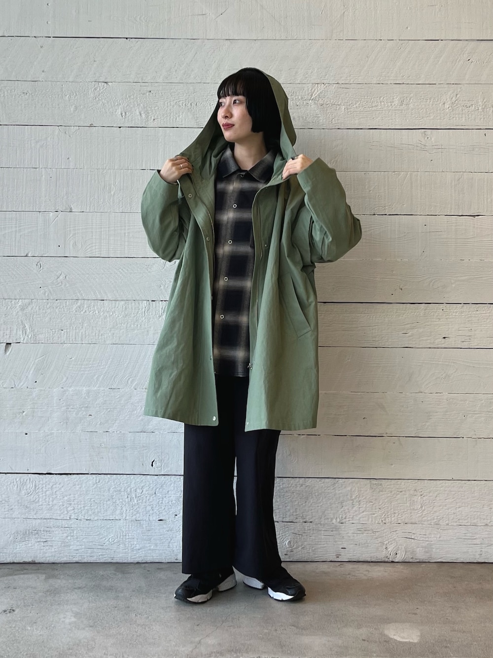 「ビッグシルエット、シャツスタイル、モノトーン、春コーデ、ブルゾン、チェックシャツ、フーディー、メンズライク、ユニセックス、シャツコーデ、カーキ、カーキアウター、春アウター、スニーカーコーデ、ブラックコーデ」｜「fredy emueの2WAYフーディミディ丈ブルゾン（ブルゾン、グリーン系）」を使った、スダサチカさん（レディース・155cm）の春コーディネートの1枚目の写真