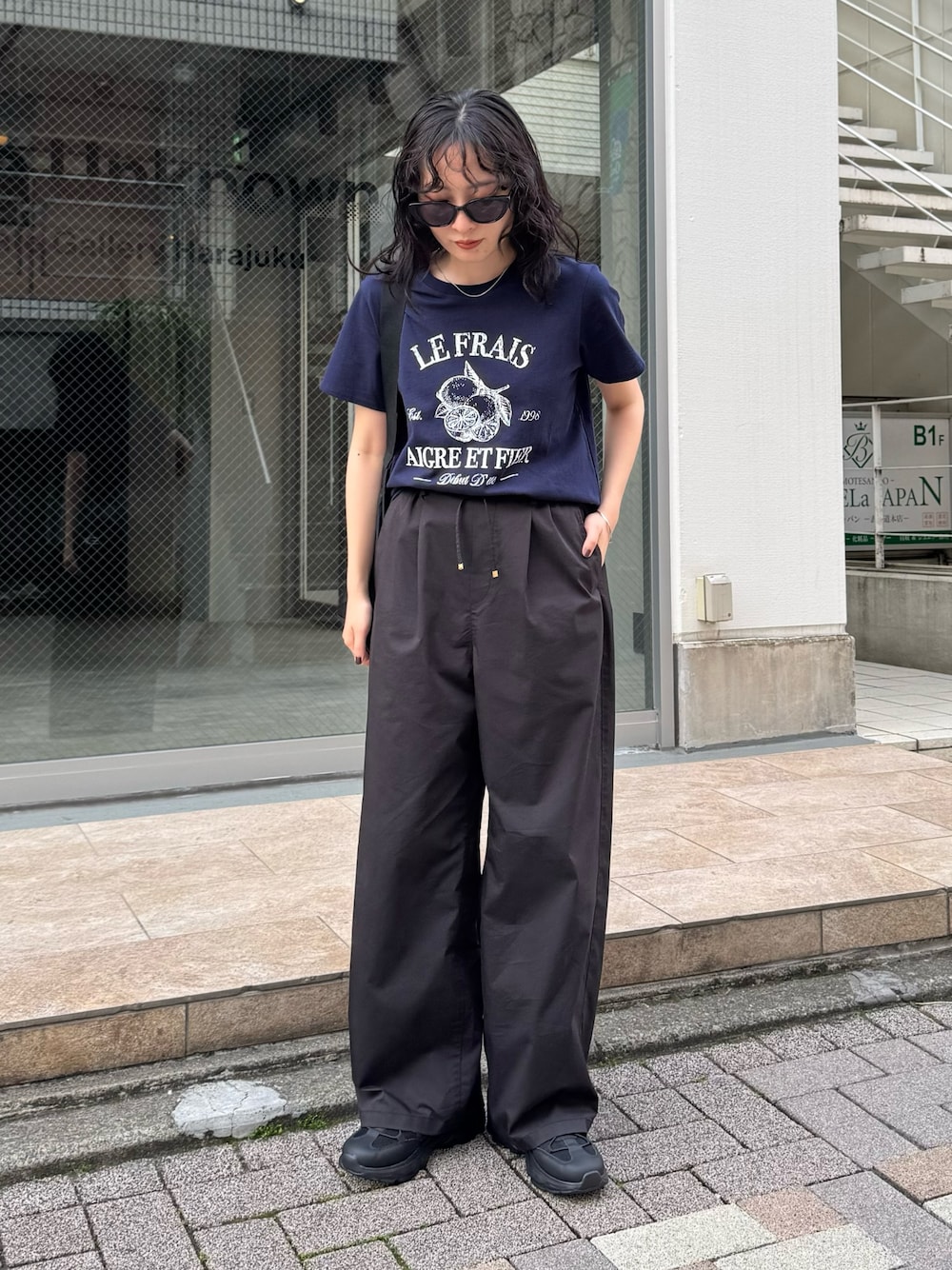 「スポーツミックス、サンダル、雨の日コーデ、ショルダーバッグ、厚底サンダル、サングラス、夏コーデ、大人カジュアルコーデ、ノームコア、Tシャツ、スニーカーサンダル、メリージェーン、シンプルコーデ、チノパン、低身長コーデ」｜「fredy emueのLemonコンパクトグラフィックTシャツ（Tシャツ/カットソー、ブルー系）」を使った、スダサチカさん（骨格ナチュラル・レディース・155cm）の夏コーディネートの1枚目の写真