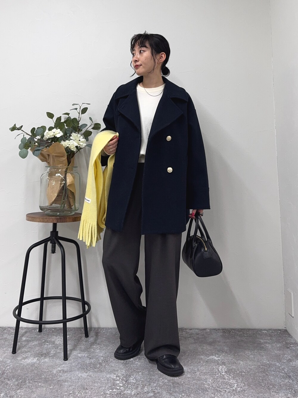「クリスマスに着たい服、ブーツ、ニット、冬コーデ、休日スタイル、きれいめカジュアル、オトナカジュアル、カジュアルコーデ、ピーコート、アウター、アウターコーデ、スラックス、マフラー、FREDY&GLOSTER、低身長コーデ」｜「fredy emueのFR刺繍スウェットニットプルオーバー（ニット/セーター、ホワイト系）」を使った、スダサチカさん（レディース・155cm）の冬コーディネートの1枚目の写真