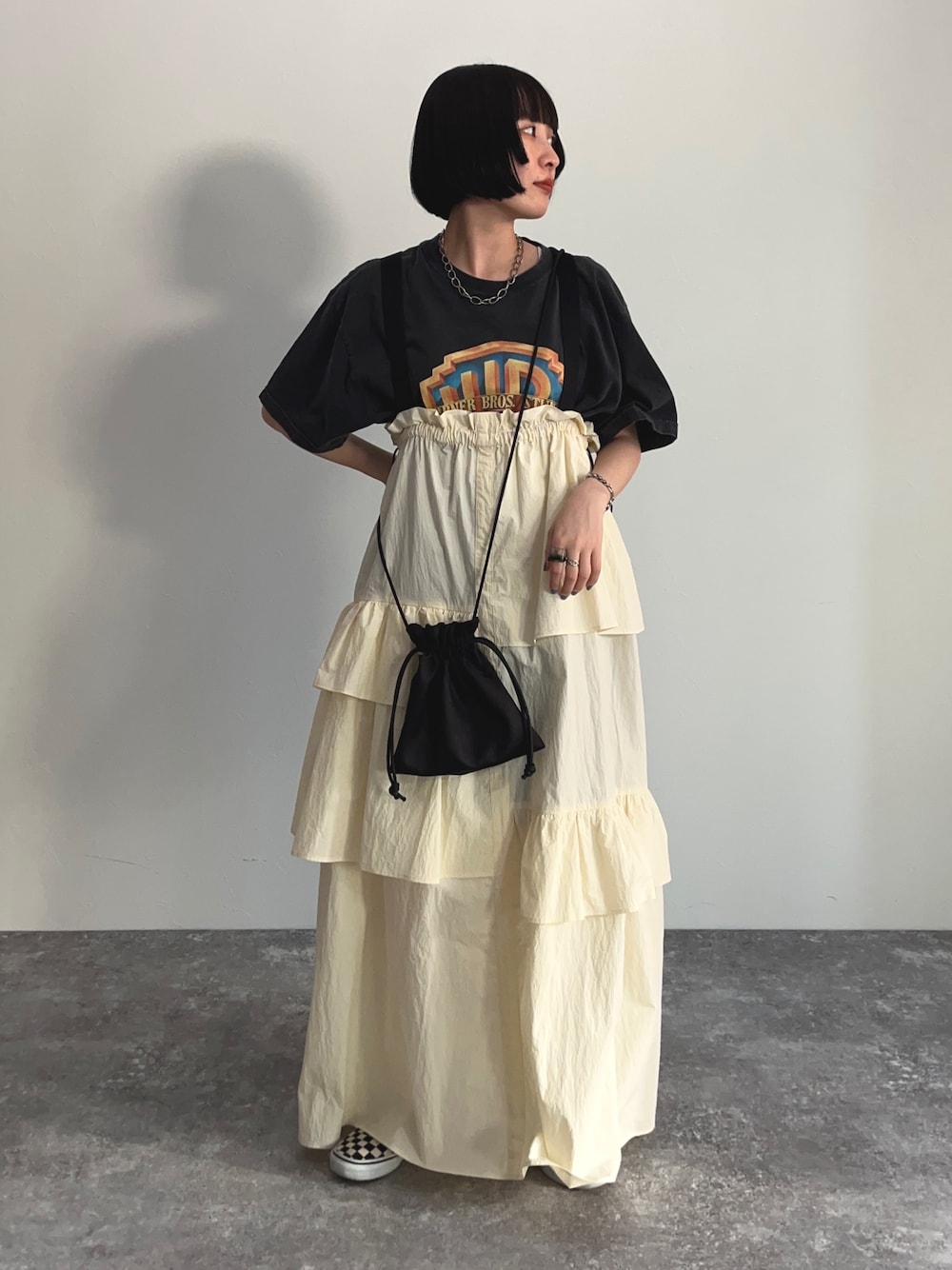 ブラック系のTシャツ/カットソー、グリーン系のワンピース、ブラック系のショルダーバッグを着用したレディースの春コーディネートの1枚目の写真