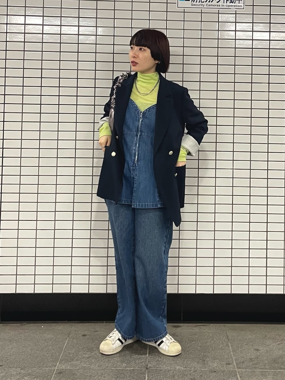 イエロー系のTシャツ/カットソー、ブルー系のデニムパンツ、ブルー系のシャツ/ブラウスを着用したレディースの春コーディネートの1枚目の写真