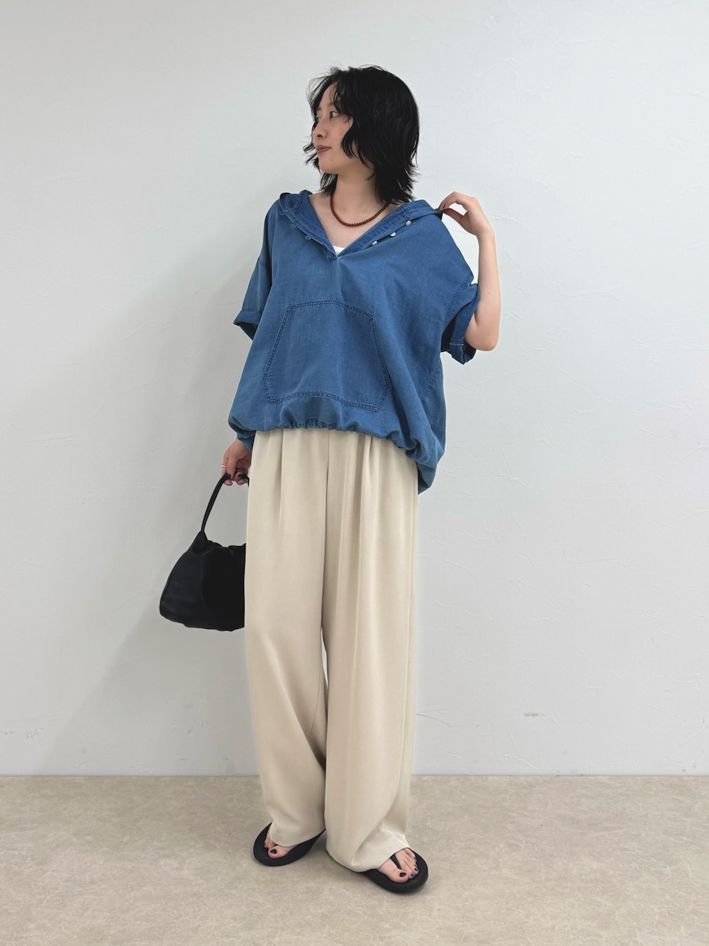 ブルー系のシャツ/ブラウス、ベージュ系のその他パンツ、ブラック系のサンダルを着用したレディースの夏コーディネートの1枚目の写真