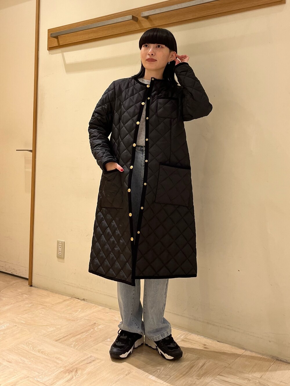 「休日スタイル、スニーカー、チェック、デニム、きれいめカジュアル、ニット、秋服コーデ、低身長コーデ、Traditional Weatherwear、キルティングコート、キルティングジャケット、秋アウター、FREDY&GLOSTER、フレディアンドグロスター、シンプルコーデ」｜「fredy emueの刺繍入り天竺クルーネックプルオーバーニット（ニット/セーター、グレー系）」を使った、スダサチカさん（レディース・155cm）の秋コーディネートの1枚目の写真