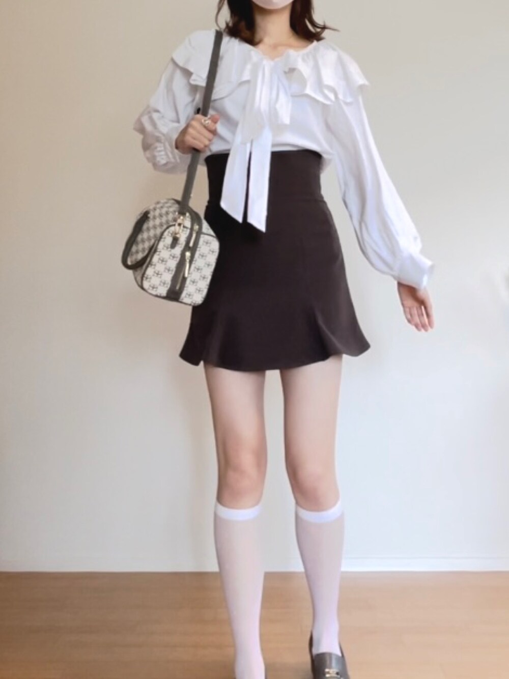 「高身長コーデ、ブラウス、スナイデル、snidel、SNIDEL、リボン、モノグラム、ミニスカート、ショートパンツ、春夏コーデ、ローファー、ソックス、大人ガーリー」｜「SNIDELのスクエアボストン（ボストンバッグ、その他）」を使った、r a n  / YouTubeさん（レディース・172cm）の春コーディネートの1枚目の写真