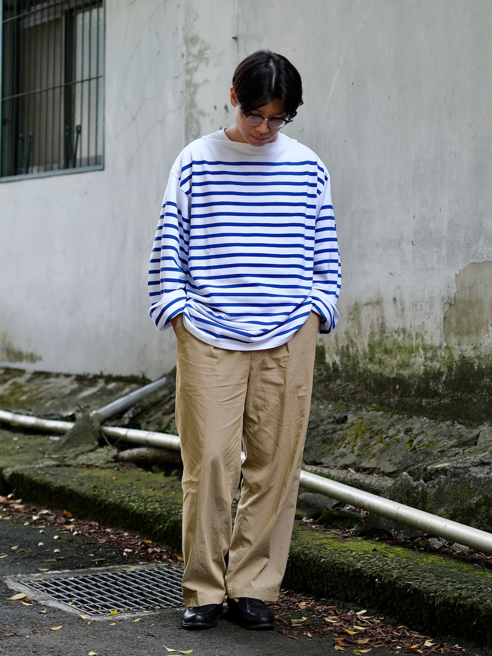 「メンズファッション、お洒落さんとつながりたい、ファッションを楽しもう、秋のコーデ、ootd、ootdtw、秋コーデ、STILL BY HAND、今日のコーデ、outil、シンプルコーデ、シンプル、バスクシャツ、ローファー、cleanfit」｜「STILL BY HANDの【STILL BY HAND】CENTER CREASE SEMI-WIDE TROUSERS スティルバイバンド センタープレス セミワイドスラックス / size 46 / ￥19,800（パンツ、ベージュ系）」を使った、Kさん（メンズ・174cm）の秋コーディネートの1枚目の写真