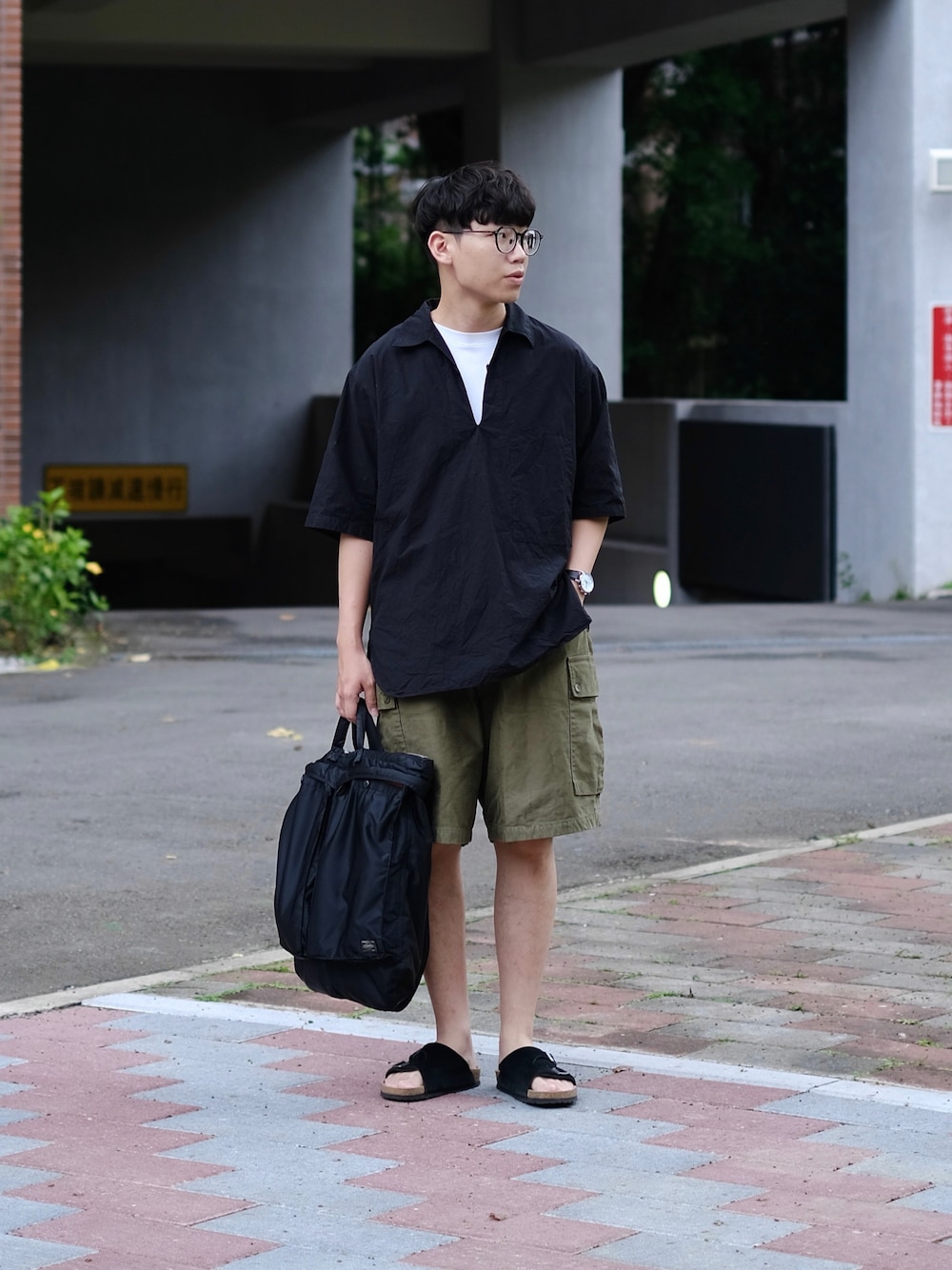 ブラック系のシャツ/ブラウス、ホワイト系のTシャツ/カットソー、グリーン系のその他パンツを着用したメンズの春コーディネートの1枚目の写真