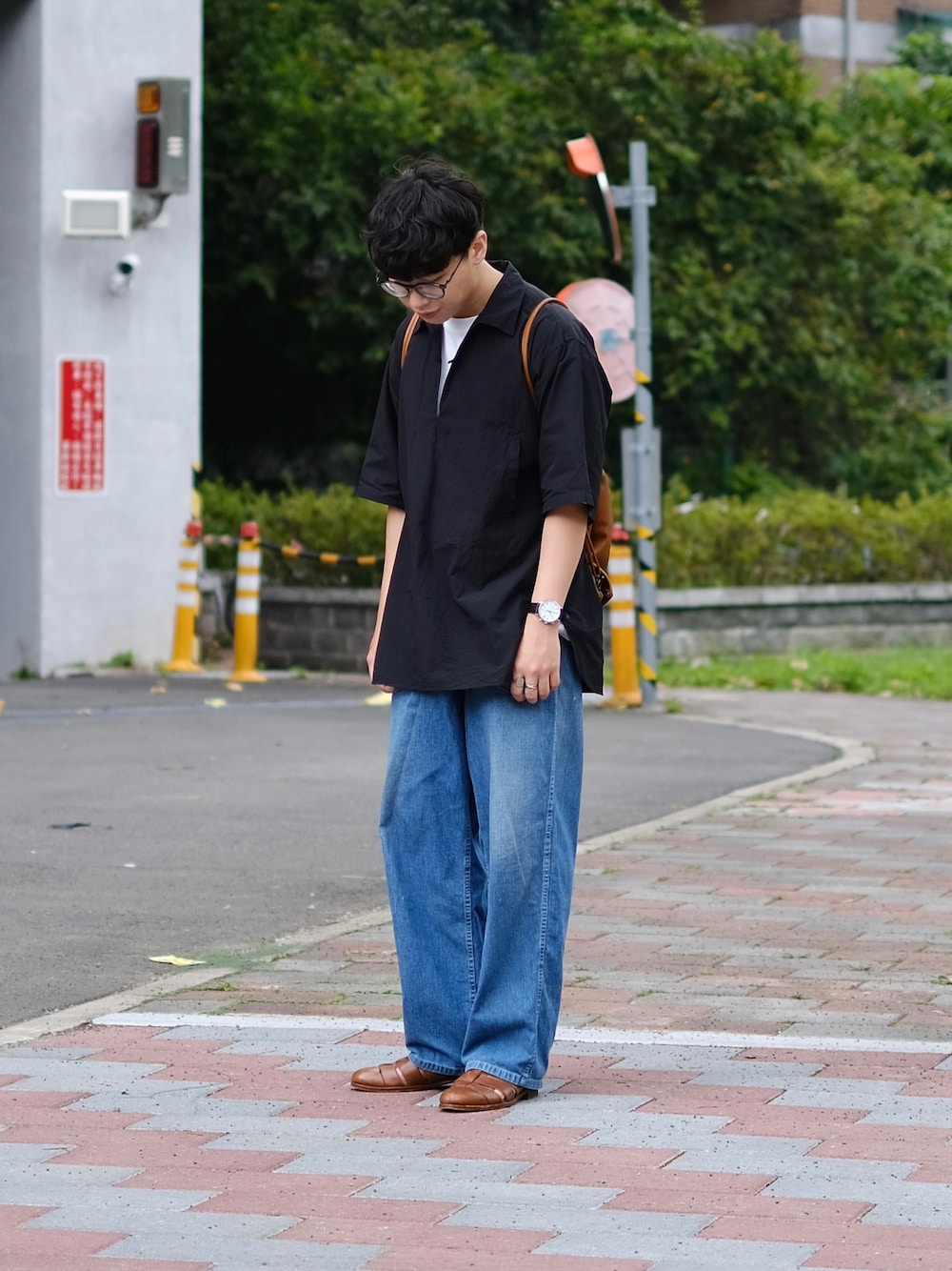 「カジュアルコーデ、メンズファッション、シンプルコーデ、お洒落さんとつながりたい、今日のコーデ、春、春夏コーデ、夏コーデ、ULTERIOR、skipper、MAATEE&SONS、niceness、デニムパンツ、ootd、ootdtw」｜「ULTERIORのアイテム（シャツ/ブラウス、ブラック系）」を使った、Kさん（メンズ・174cm）の春コーディネートの1枚目の写真