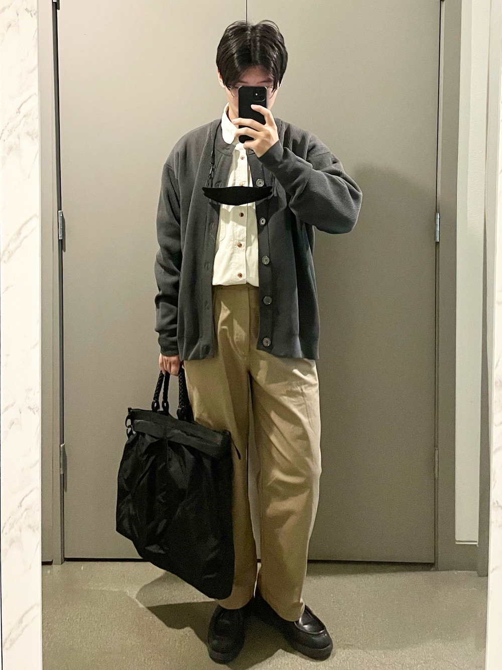 「ootd、今日のコーデ、春コーデ、古着MIX、vintage、UNIQLO U、古着、古着コーデ」｜「MAHARISHI のHELMET BAG - 420D NYLON（ショルダーバッグ、ブラック系）」を使った、Kさん（メンズ・174cm）の冬コーディネートの1枚目の写真