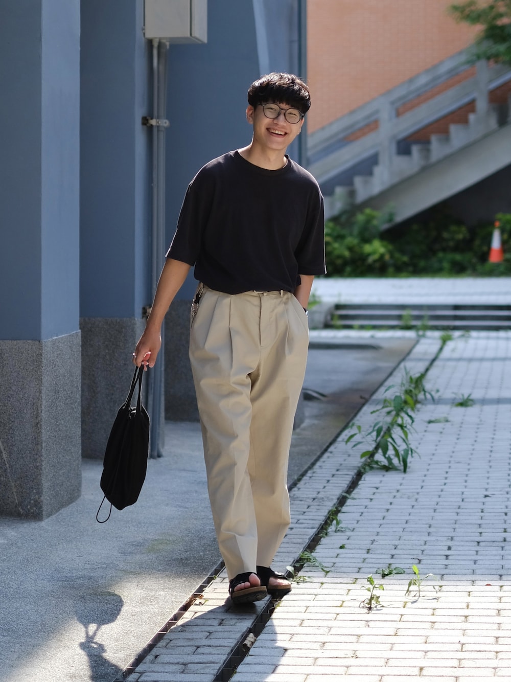 「シンプルコーデ、リラックススタイル、お洒落さんとつながりたい、休日スタイル、カジュアルコーデ、夏、ootd、ootdtw、MAATEE&SONS、大人カジュアル、シンプル、今日のコーデ、春コーデ、ブラック、メンズファッション」｜「UNIQLOのエアリズムコットンオーバーサイズTシャツ（5分袖）（Tシャツ/カットソー、ブラック系）」を使った、Kさん（メンズ・174cm）の春コーディネートの1枚目の写真