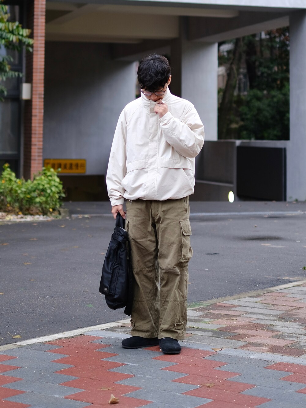 「春のおしゃ見えテクニック、休日スタイル、きれいめカジュアル、春ファッション、シンプルコーデ、ファッションを楽しもう、m47、ootd、ootdtw、大人カジュアル、UNIQLO、boston、今日のコーデ、カーゴパンツ、軍パン」｜「PORTERのタンカー 2WAYヘルメットバッグ（トートバッグ、ブラック系）」を使った、Kさん（メンズ・174cm）の春コーディネートの1枚目の写真